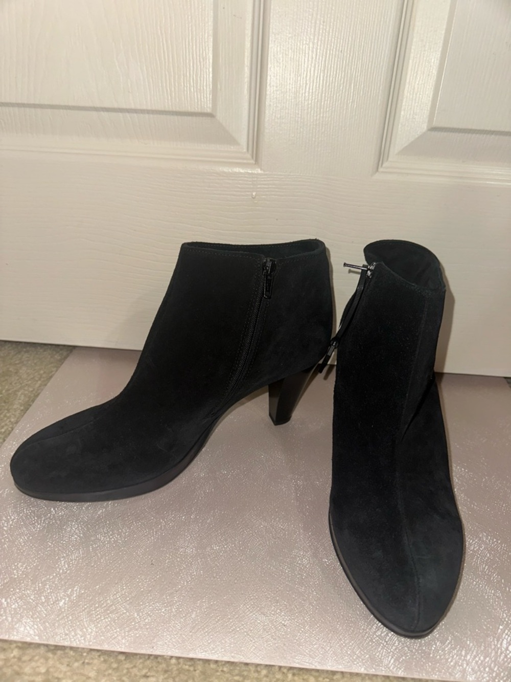La CANADIENNE Black Suede Ankle heeled Booties with Side Zip 10 fall winter